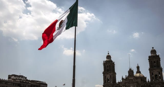 A más de dos meses de su primer anuncio, la economía mexicana muestra señales de que el plan del Gobierno está fracasando
